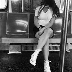 White top w/ neck cut out 🤍